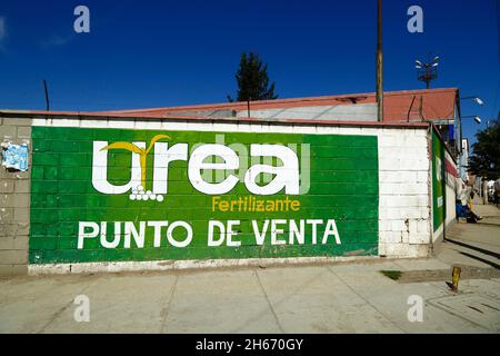 Senkata, El Alto, Bolivie. 13 novembre 2021. Peinture murale de point de vente d'engrais d'urée sur le mur de l'usine Senkata sur AV 6 de Marzo / Camino Oruro à El Alto qui appartient à Yacimientos Petrolíferos fiscales Bolivianos (YPFB, la compagnie publique bolivienne de pétrole / hydrocarbures). YPFB possède également une grande usine qui produit de l'urée et de l'ammoniac (Planta de Amoniaco y Urea PAU) à Bulo Bulo dans le département de Cochabamba. Banque D'Images