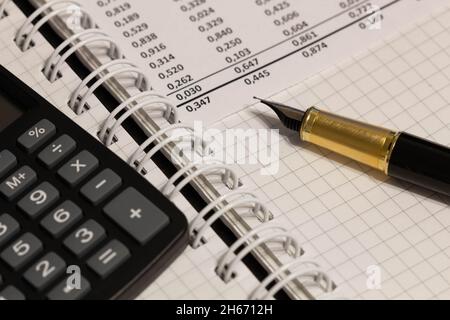 Rapport financier, stylo et papier avec des numéros sur la table dans le bureau.Une feuille de papier pleine de données d'entreprise.Numéro de compte sur le papier de données. Banque D'Images