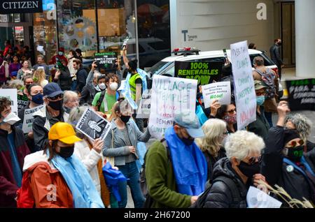 New York, États-Unis.13 novembre 2021.Les militants du climat sont vus brandissant des bannières demandant la justice climatique pour New York.(Photo de Ryan Rahman/Pacific Press) crédit: Pacific Press Media production Corp./Alay Live News Banque D'Images