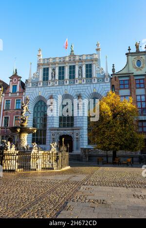 GDANSK, POLOGNE - 08 octobre 2021 : la fontaine de Neptune devant le bâtiment Artus court avec drapeau de la ville au sommet de Gdansk, Pologne Banque D'Images