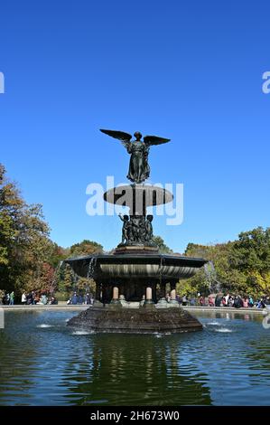 New York City, New York - 6 novembre 2021 - Fontaine Bethesda et statue de l'Ange des eaux à Central Park dans un après-midi d'automne frais et clair. Banque D'Images