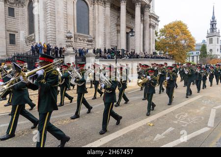 13/11/2021.Londres, Royaume-Uni.Les participants participent au 693e Lord Mayors Show annuel de la ville de Londres.Le spectacle remonte au début du XIIIe siècle, lorsque le roi John a autorisé la ville de Londres à nommer son propre maire.Il a insisté pour que chaque maire nouvellement élu vienne à Westminster et jure sa loyauté envers la Couronne, et le maire de Londres fait ce voyage depuis plus de 800 ans.Photo de Ray Tang. Banque D'Images