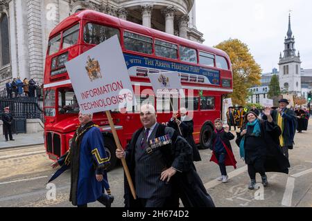 13/11/2021.Londres, Royaume-Uni.Les participants participent au 693e Lord Mayors Show annuel de la ville de Londres.Le spectacle remonte au début du XIIIe siècle, lorsque le roi John a autorisé la ville de Londres à nommer son propre maire.Il a insisté pour que chaque maire nouvellement élu vienne à Westminster et jure sa loyauté envers la Couronne, et le maire de Londres fait ce voyage depuis plus de 800 ans.Photo de Ray Tang. Banque D'Images