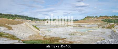 Vue panoramique sur une carrière de craie et de calcaire. Banque D'Images