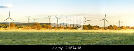 Photo panoramique de plusieurs éoliennes et champ agricole dans un parc éolien.Concept d'énergie verte et propre. Banque D'Images