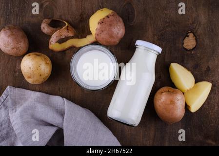 Lait de pomme de terre.Boisson végétalienne non laitière saine Banque D'Images