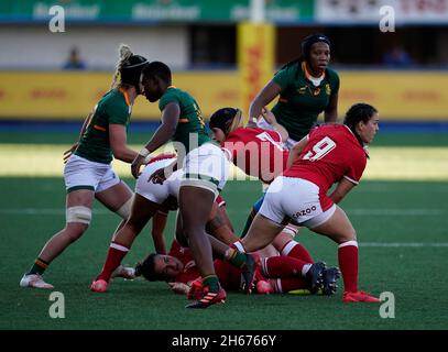 Cardiff, pays de Galles, 13, novembre 2021,Ffion Lewis (pays de Galles) photographié en action, pendant Wales Women c. South Africa Women's Rugby, Credit:, Graham Glendinning,/ Alamy Live News Banque D'Images