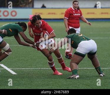 Cardiff, pays de Galles, 13, novembre 2021,Georgia Evans (pays de Galles) (C) Babalwa Latsha (Afrique du Sud) (R) photographié en action, pendant Wales Women c. South Africa Women's Rugby, Credit:, Graham Glendinning,/ Alamy Live News Banque D'Images