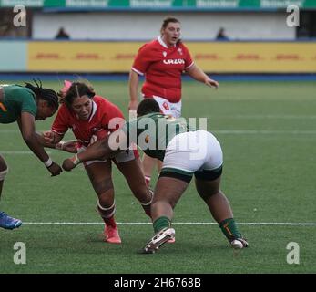 Cardiff, pays de Galles, 13, novembre 2021,Georgia Evans (pays de Galles) (C) Babalwa Latsha (Afrique du Sud) (R) photographié en action, pendant Wales Women c. South Africa Women's Rugby, Credit:, Graham Glendinning,/ Alamy Live News Banque D'Images