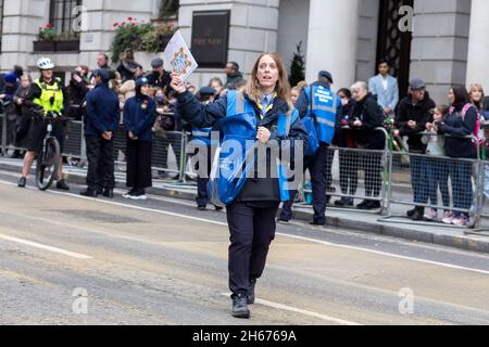 Londres, Royaume-Uni.13 novembre 2021.Un scout vu avec le programme d'offrande, tout en marchant pendant la parade.le Lord Mayor's Show date du début du 13ème siècle, quand le roi John rashly a permis à la ville de Londres de nommer son propre maire.Chaque année, le maire nouvellement élu visite la ville en une calèche dorée pour jurer sa loyauté à la Couronne.Cette année, Alderman Vincent Keaveny a été élu 693e maire de la ville de Londres.La parade commence à Mansion House.Crédit : SOPA Images Limited/Alamy Live News Banque D'Images