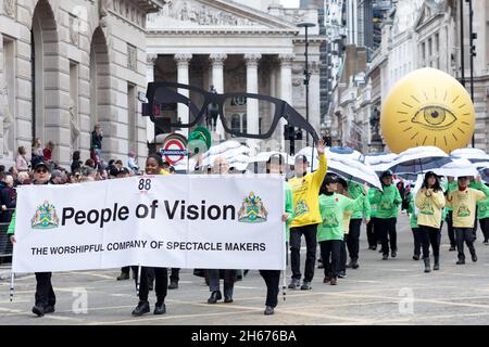 Londres, Royaume-Uni.13 novembre 2021.Les membres de la Compagnie des réalisateurs de spectacles, vus avec la bannière participant, pendant le défilé.le Lord Mayor's Show date du début du XIIIe siècle, lorsque le roi John a autorisé rashly la ville de Londres à nommer son propre maire.Chaque année, le maire nouvellement élu visite la ville en une calèche dorée pour jurer sa loyauté à la Couronne.Cette année, Alderman Vincent Keaveny a été élu 693e maire de la ville de Londres.La parade commence à Mansion House.Crédit : SOPA Images Limited/Alamy Live News Banque D'Images