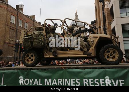 Londres, Angleterre, Royaume-Uni.13 novembre 2021.La parade passe près de la cathédrale Saint-Paul pendant le spectacle du maire de la ville de Londres.(Image de crédit : © Tayfun Salci/ZUMA Press Wire) Banque D'Images
