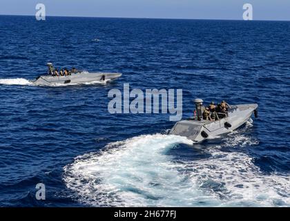 Mer Méditerranée, États-Unis.22 mai 2021.Des navires de combat de LA marine américaine, affectés à l'équipe spéciale de bateaux Twenty, à bord de la base maritime expéditionnaire USS Hershel Woody Williams le 26 mai 2021 en mer Méditerranée.Crédit : MC2 Eric Coffer/États-UnisNavy/Alamy Live News Banque D'Images