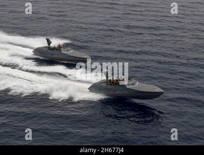 Mer Méditerranée, États-Unis.26 mai 2021.Des navires de combat de LA marine américaine, affectés à l'équipe spéciale de bateaux Twenty, à bord de la base maritime expéditionnaire USS Hershel Woody Williams le 26 mai 2021 en mer Méditerranée.Crédit : MC2 Eric Coffer/États-UnisNavy/Alamy Live News Banque D'Images