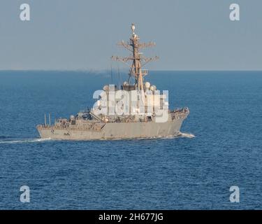 Détroit d'Ormuz, Oman.12 novembre 2021.L’USS O’Kane, destroyer à missiles guidés de la classe Arleigh Burke de la Marine américaine, effectue un transit dans le détroit d’Hormuz avec le Essex Amphiobie Ready Group le 12 novembre 2021 dans le golfe Persique.Un cinquième de l’approvisionnement mondial en pétrole a traversé le détroit, ce qui en fait un passage maritime d’une importance stratégique.Crédit : MC1 Joe Rolfe/États-UnisNavy/Alamy Live News Banque D'Images