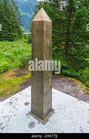 États-Unis, Alaska, Hyder, station frontalière historique, obélaque marque la frontière avec le Canada, côté USA Banque D'Images