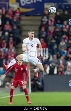 Oslo, Norvège 13 novembre 2021 Vladslavs Gutkovski de Lettonie manœuvre le ballon pendant la coupe du monde de la FIFA European football qualification Group G Norvège contre Lettonie à Ullevaal Stadion à Oslo, Norvège. Credit: Nigel Waldron/Alamy Live News Banque D'Images