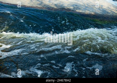 Arrière-plan abstrait.Les vagues d'eau douce se rencontrent avec des roches pointues sous-marines, formant des bains bouillonnants.Bains bouillonnants dans la région de la seule steppe Waterfal Banque D'Images