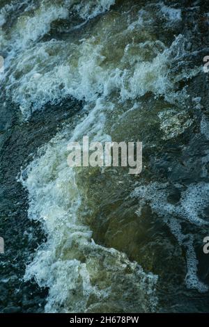 Arrière-plan abstrait.Les vagues d'eau douce se rencontrent avec des roches pointues sous-marines, formant des bains bouillonnants.Bains bouillonnants dans la région de la seule steppe Waterfal Banque D'Images