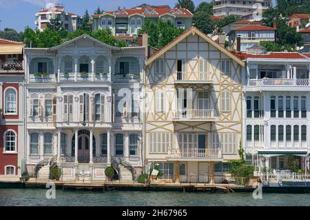 Architecture en Turquie les magnifiques palais en bois d'Istanbul sur le détroit du Bosphore Banque D'Images