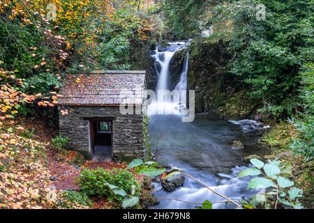 Cascade et Grot sur Rydal Beck dans le Lake District, Cumbria, Angleterre Banque D'Images