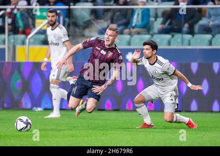 Varsovie, Pologne.31 octobre 2021.Kacper Kozlowski de Pogon et Andre Martins de Legia sont vus en action pendant le PKO polonais Ekstraklasa League match entre Legia Warszawa et Pogon Szczecin au Maréchal Jozef Pilsudski Legia Warsaw Municipal Stadium.final score; Legia Warszawa 0:2 Pogon Szczecin.Crédit : SOPA Images Limited/Alamy Live News Banque D'Images