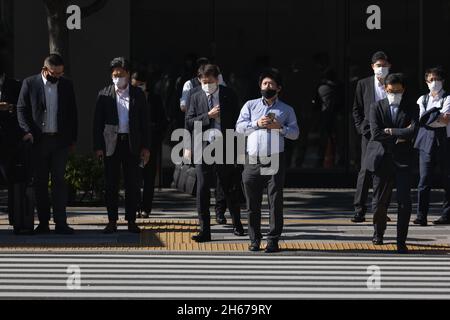 Tokyo, Japon.28 octobre 2021.Les piétons portant un masque facial attendent à un carrefour pendant la pause déjeuner près de la gare de Tokyo.Crédit : SOPA Images Limited/Alamy Live News Banque D'Images