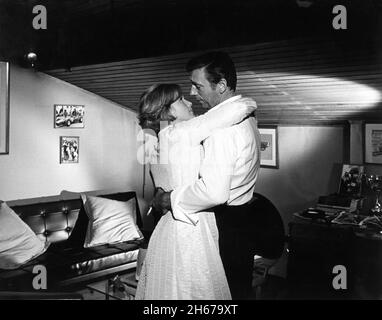 EVA MARIE SAINT et YVES MONTAND au GRAND PRIX 1966 réalisateur JOHN FRANKENHEIMER scénario / scénario Robert Alan Aurthur musique Maurice Jarre Douglas et Lewis Productions / Joel Productions / John Frankenheimer Productions Inc. / Cherokee Productions / Metro Goldwyn Mayer Banque D'Images