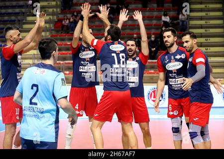 Taranto, Italie.13 novembre 2021.Gioiella Prisma Taranto Exultation pendant Prisma Taranto vs Kione Padova, Volleyball Italien Serie A Men SuperLeague Championship Championship à Taranto, Italie, novembre 13 2021 crédit: Independent photo Agency/Alay Live News Banque D'Images