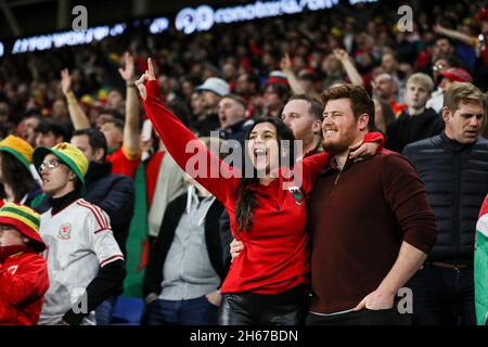 Les fans du pays de Galles fêtent après le match de qualification de la coupe du monde de la FIFA au Cardiff City Stadium, à Cardiff.Date de la photo: Samedi 13 novembre 2021. Banque D'Images