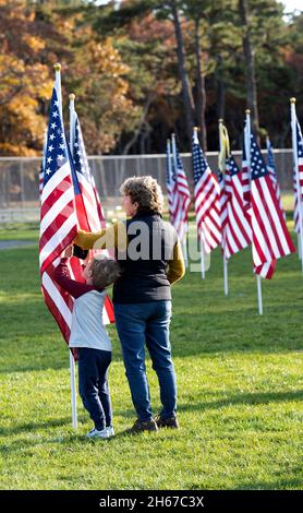 Une mère et un fils au Dennis (Cape Cod, Massachusetts), champ d'honneur.Un hommage de la Journée des anciens combattants à ceux qui ont servi.400 drapeaux américains sponsorisés par be Banque D'Images