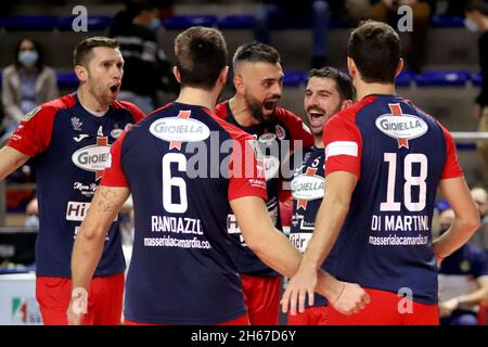 Taranto, Italie.13 novembre 2021.Gioiella Prisma Taranto Exultation pendant Prisma Taranto vs Kione Padova, Volleyball Italien Serie A Men SuperLeague Championship Championship à Taranto, Italie, novembre 13 2021 crédit: Independent photo Agency/Alay Live News Banque D'Images