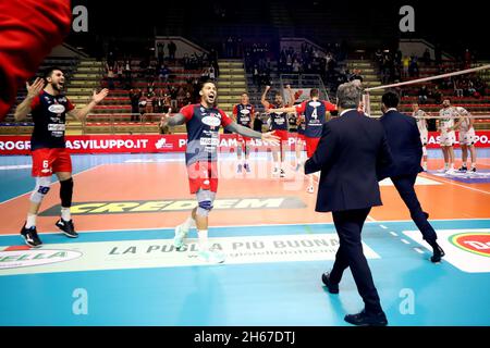 Taranto, Italie.13 novembre 2021.Gioiella Prisma Taranto fin du match pendant Prisma Taranto vs Kione Padova, Volleyball Italien Serie A Men SuperLeague Championship Championship à Taranto, Italie, novembre 13 2021 crédit: Independent photo Agency/Alay Live News Banque D'Images