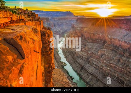 Le lever du soleil sur la rivière Colorado à toroweap oublier dans le parc national du Grand Canyon, Arizona Banque D'Images