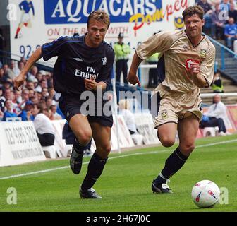 PORTSMOUTH V CHELSEA. LE JESPER GRONKJAER DE CHELSEA PREND LA PHOTO MIKE WALKER, ARJAN DE ZEEUW DE PORTSMOUTH, 2002 Banque D'Images