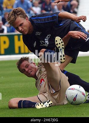 PORTSMOUTH V CHELSEA.JESPER GRONKJAER DE CHELSEA S'EMMÊLE AVEC MATTHEW TAYLOR PIC MIKE WALKER DE PORTSMOUTH, 2002 Banque D'Images