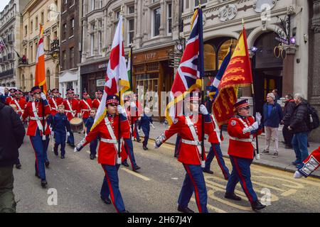 Londres, Royaume-Uni.13 novembre 2021.Les participants en uniforme défilent pendant le Lord Mayor's Show.le Lord Mayor's Show est un défilé public marquant l'inauguration du nouveau Lord Mayor de la ville de Londres, le quartier financier de la capitale.Le 693e Lord Mayor est Alderman Vincent Keaveny.Crédit : SOPA Images Limited/Alamy Live News Banque D'Images