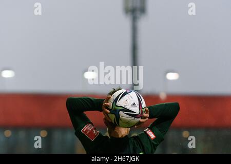 Munich, Allemagne, 13 novembre 2021 : match de football Adidas à l'entrée avec Felicitas Rauch (13 VfL Wolfsburg) lors du match FlyerAlarm Frauen Bundesliga entre le FC Bayern Munich et le VfL Wolfsburg au campus du FC Bayern, Munich.Sven Beyrich/SPP Banque D'Images