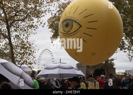 Londres, Royaume-Uni.13 novembre 2021.Un ballon à œil géant contre le London Eye dans le cadre du spectacle Lord Mayor de la Worshipful Company of spectacle makers flotte dans la City de Londres.Crédit : Andy Sillett/Alay Live News Banque D'Images