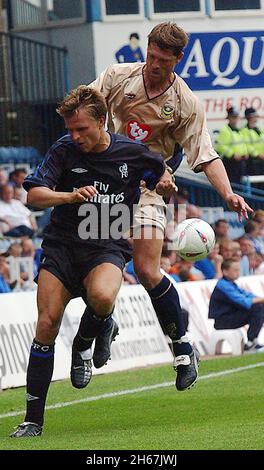 PORTSMOUTH V CHELSEA. JESPER GRONKJAER DE CHELSEA S'EMMÊLE AVEC MATTHEW TAYLOR PIC MIKE WALKER DE PORTSMOUTH, 2002 Banque D'Images