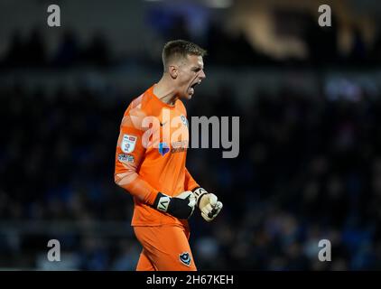 High Wycombe, Royaume-Uni.13 novembre 2021.Le gardien de but Alex Bass de Portsmouth célèbre ses équipes qui ont remporté le but lors du match de la Sky Bet League 1 entre Wycombe Wanderers et Portsmouth à Adams Park, High Wycombe, Angleterre, le 13 novembre 2021.Photo d'Andy Rowland.Crédit : Prime Media Images/Alamy Live News Banque D'Images