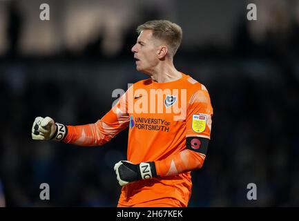 High Wycombe, Royaume-Uni.13 novembre 2021.Le gardien de but Alex Bass de Portsmouth célèbre ses équipes qui ont remporté le but lors du match de la Sky Bet League 1 entre Wycombe Wanderers et Portsmouth à Adams Park, High Wycombe, Angleterre, le 13 novembre 2021.Photo d'Andy Rowland.Crédit : Prime Media Images/Alamy Live News Banque D'Images