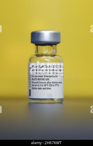 Londres, Royaume-Uni.10 septembre 2021.Flacon contenant du covid-19 jab de rappel Pfizer/BioNTech dans un centre de vaccination.(Photo de Dinendra Haria/SOPA Images/Sipa USA) crédit: SIPA USA/Alay Live News Banque D'Images