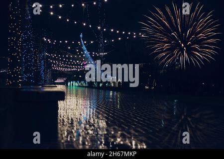 Feux d'artifice dans la nuit de Noël.Nuit pluvieuse du nouvel an en ville Banque D'Images