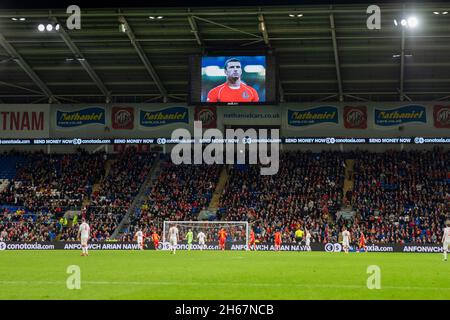 Cardiff, pays de Galles, Royaume-Uni.13 novembre 2021.Une photo est présentée de l'ancien joueur et gérant du pays de Galles Gary Speed en tant que supporteurs clap, dix ans après sa mort, lors du match de qualification de coupe du monde 2022 entre le pays de Galles et la Biélorussie au stade de Cardiff City.Crédit : Mark Hawkins/Alay Live News Banque D'Images