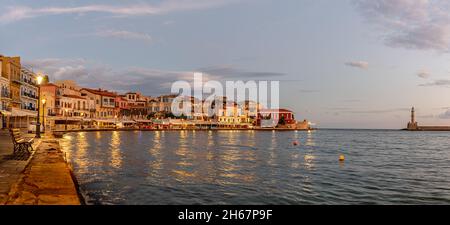 Lever du soleil à l'heure d'or au port vénitien de Chania avec vue sur la baie et le phare, Crète, Grèce, 13 octobre 2021 Banque D'Images
