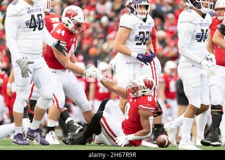 Madison, WI, États-Unis.13 novembre 2021.Les Badgers du Wisconsin FULR John Chenal #44 aide les Badgers du Wisconsin à remonter le Braelon Allen #0 pendant le match de football de la NCAA entre les Wildcats du Nord-Ouest et les Badgers du Wisconsin au Camp Randall Stadium à Madison, WISCONSIN.Le Wisconsin a battu le Nord-Ouest 35-7.Kirsten Schmitt/CSM/Alay Live News Banque D'Images