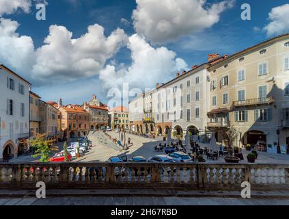 Mondovì, Cuneo, Piémont, Italie - 23 octobre 2021: Mondovì Piazza, Piazza Maggiore centre de la vieille ville avec ses bâtiments historiques Banque D'Images