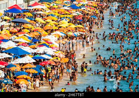 Salvador, Bahia, Brésil - 06 janvier 2019: Des milliers de personnes sur la plage de Boa Viagem à Salvador, dans l'État brésilien de Bahia. Banque D'Images