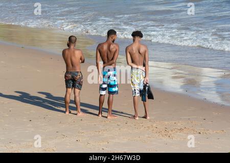 Salvador, Bahia, Brésil - janvier 08.2020: Personnes sur la plage d'Ondina à Salvador, Bahia, se baigner dans la mer et s'amuser au milieu du c Banque D'Images